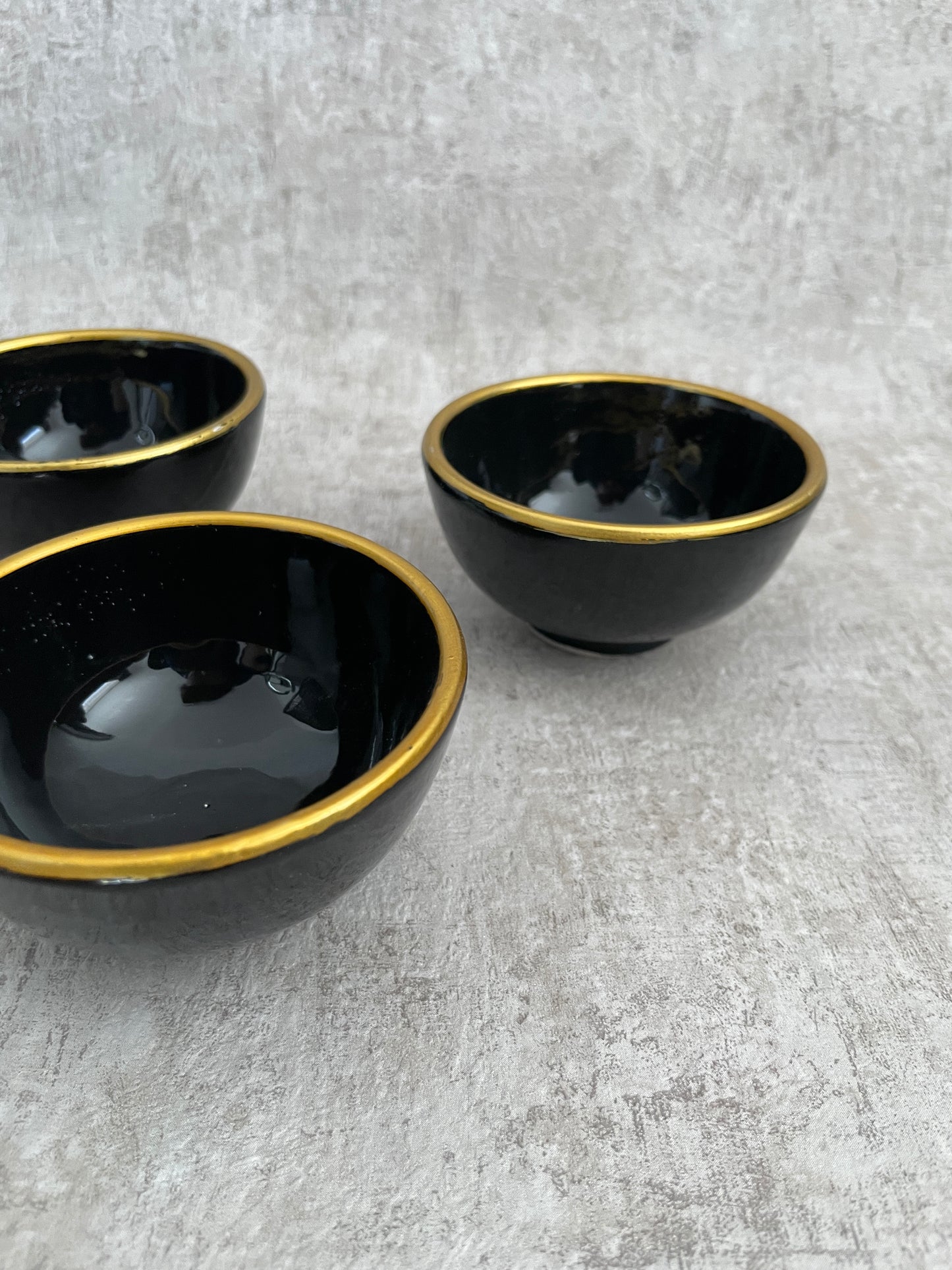 Dip Schalen schwarz-gold aus Porzellan