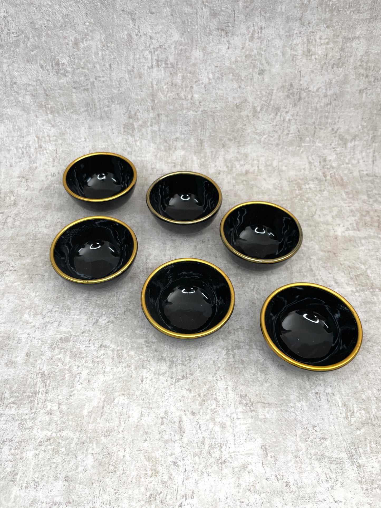 Dip Schalen schwarz-gold aus Porzellan
